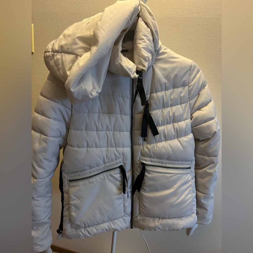 NWOT Guess Women’s Hooded Puffer Coat M Size